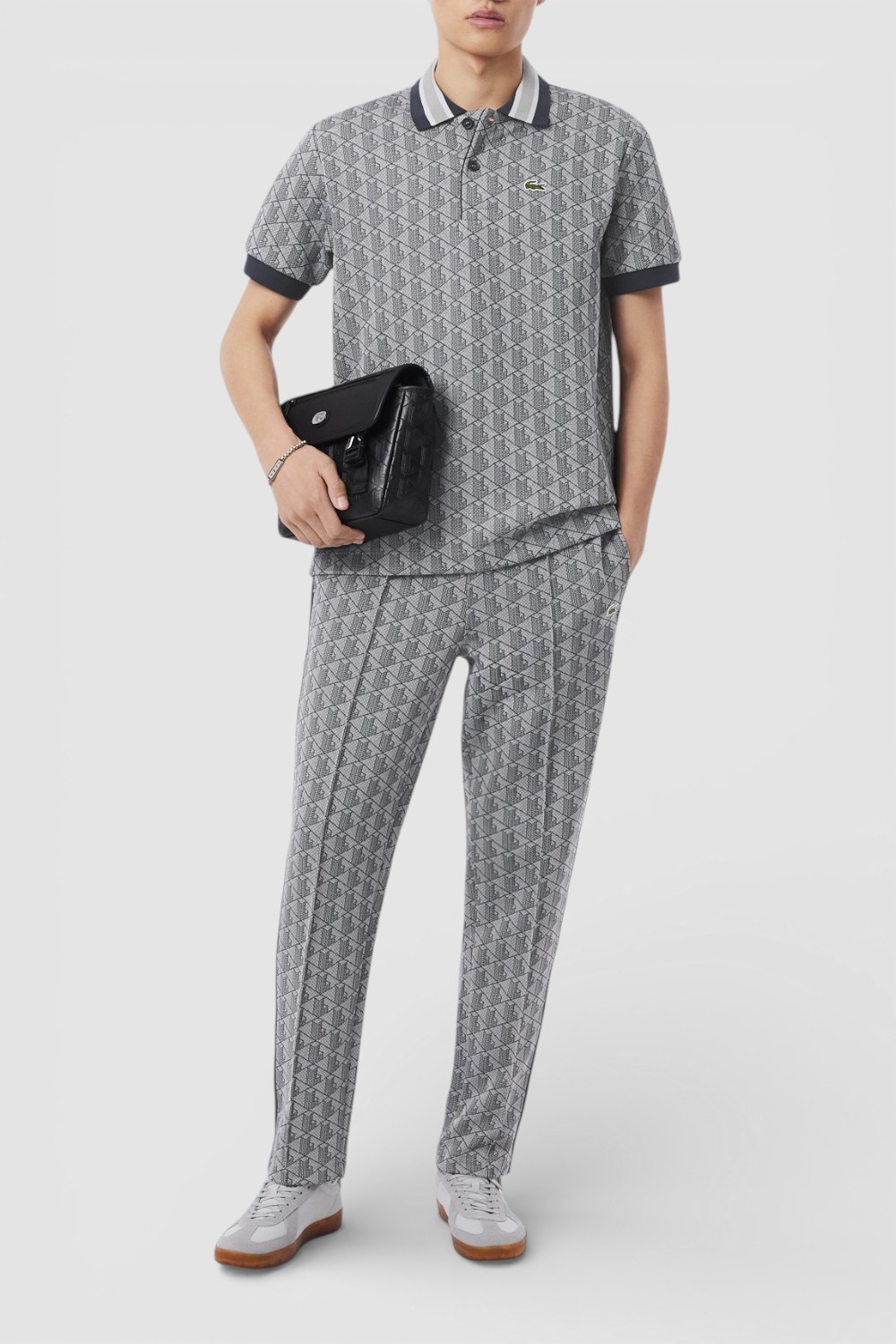 תמונת כל הלוק של חולצת פולו